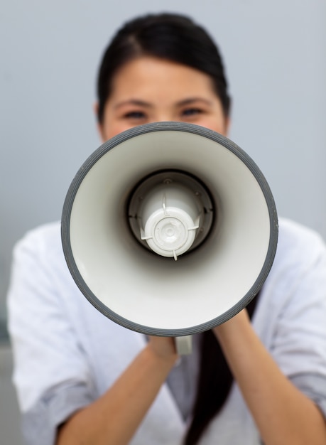 Femme d&#39;affaires auto-assurée criant des instructions