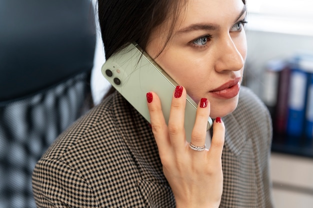 Femme d'affaires autonome au bureau