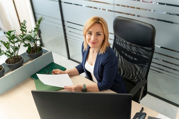 Photo femme d'affaires autonome au bureau