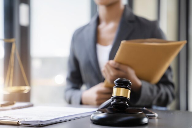 Femme d'affaires avocate travaillant avec de la paperasse sur son bureau dans un bureau pour un avocat consultant au bureau