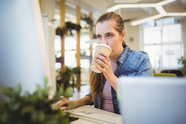 Femme affaires, avoir, café, quoique, fonctionnement, bureau