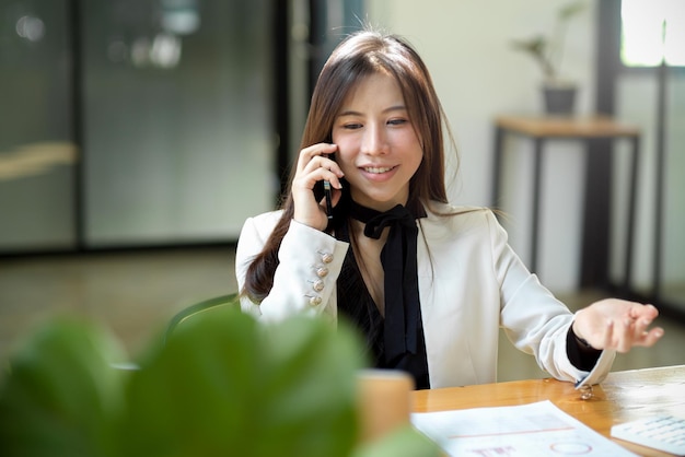 Femme d'affaires ayant une bonne conversation au téléphone avec son fournisseur d'affaires