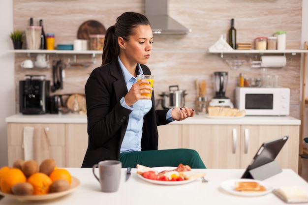 Femme d'affaires ayant une réunion en ligne le matin