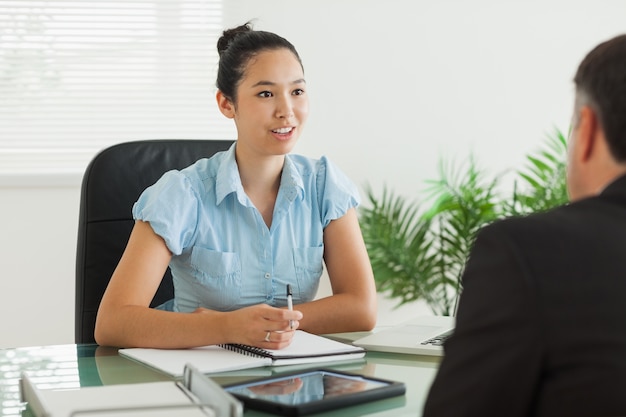 Femme d&#39;affaires ayant une réunion