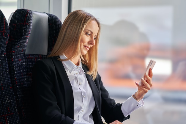 Femme D'affaires De Banlieue Dans Les Transports Publics à L'aide D'un Smartphone