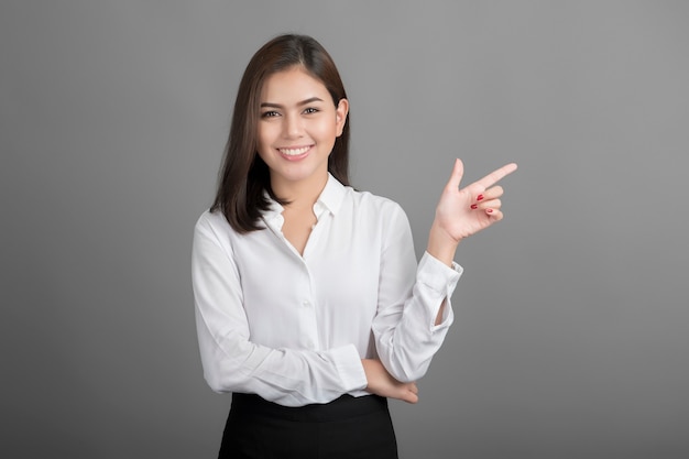 Femme d&#39;affaires belle sur fond gris