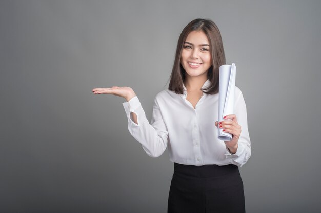 Femme d&#39;affaires belle sur fond gris