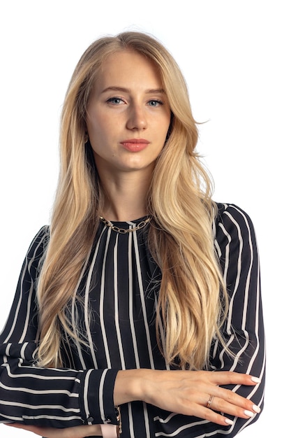 Femme d'affaires blonde européenne d'intérieur au bureau photo gratuite