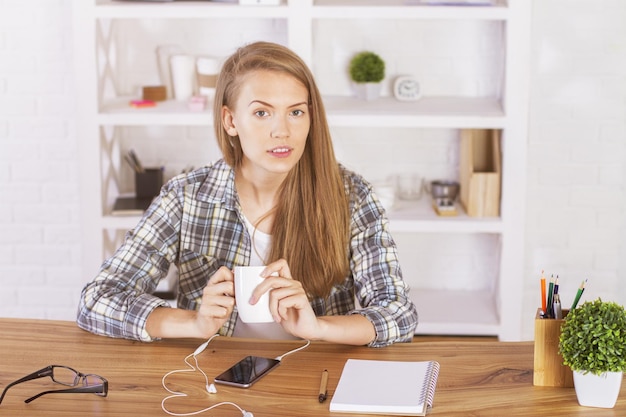 Femme d&#39;affaires, boire du café