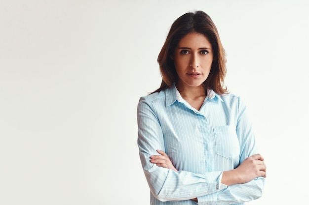 Femme d'affaires et bras croisés avec portrait en studio pour une carrière dans la logistique en tant que gestionnaire ou superviseur de la chaîne d'approvisionnement Modèle professionnel d'entreprise et fond blanc pour le travail de production
