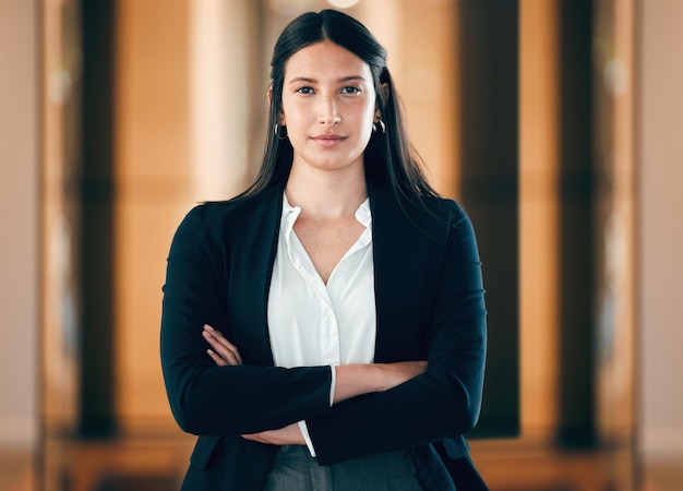 Femme d'affaires et bras dans un portrait sérieux au bureau pour une carrière d'entrepreneur dans une entreprise Concentration professionnelle féminine et visage avec bras en tant que leader sur un lieu de travail pour un emploi avec un employé