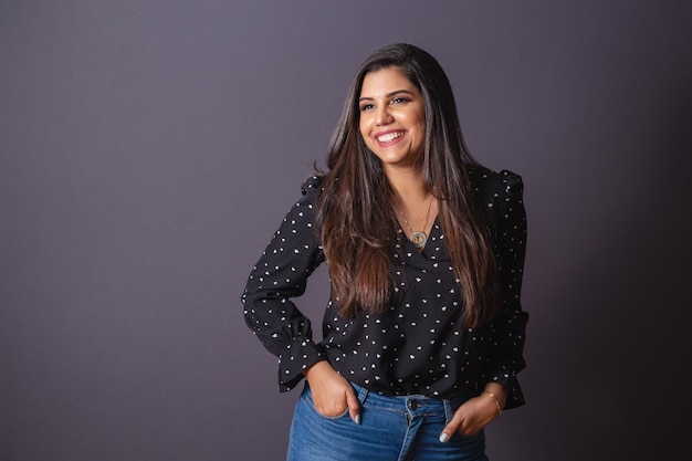 Femme d'affaires brésilienne entrepreneur souriant et riant amicalement