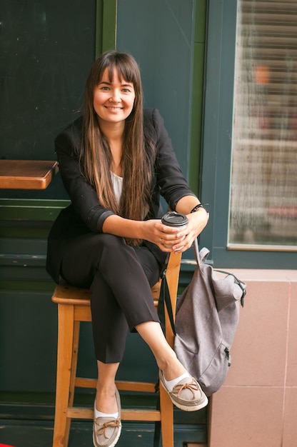 femme d'affaires buvant du café dans un café