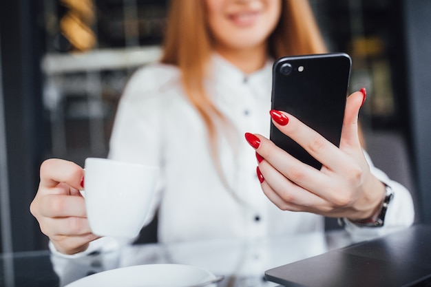 Femme affaires, café