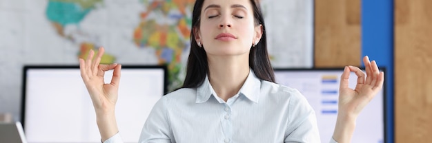 Photo femme d'affaires calme faisant des exercices de yoga en milieu de travail