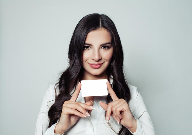 Femme d'affaires avec une carte de visite vierge blanche