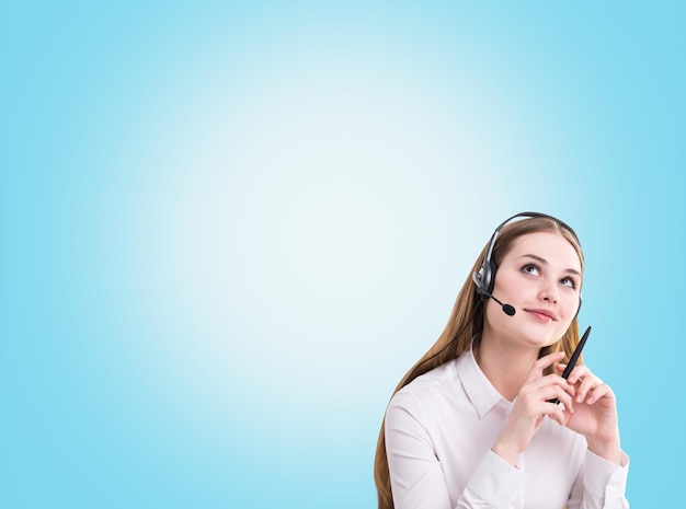 Femme d&#39;affaires avec casque