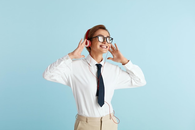 Femme Affaires Caucasienne Écoute Musique Dame Positive Écoute Chanson Préférée