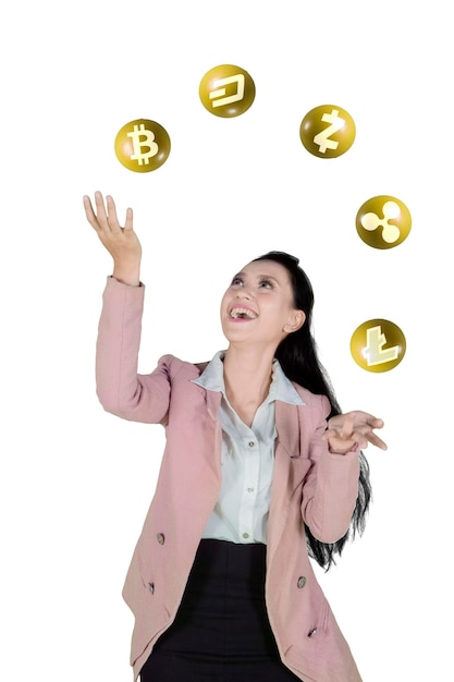 Femme d'affaires caucasienne avec symboles de crypto-monnaie