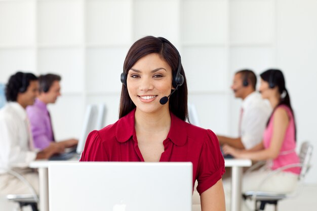 Femme d&#39;affaires charismatique avec casque