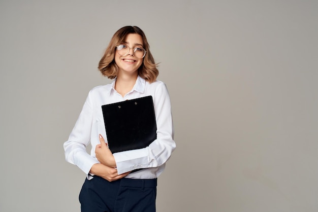 Femme d'affaires en chemise blanche documents bureau professionnel