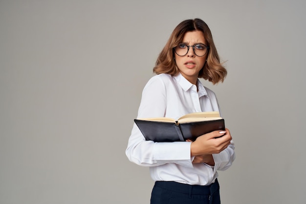 Femme d'affaires en chemise blanche documents de bureau professionnel