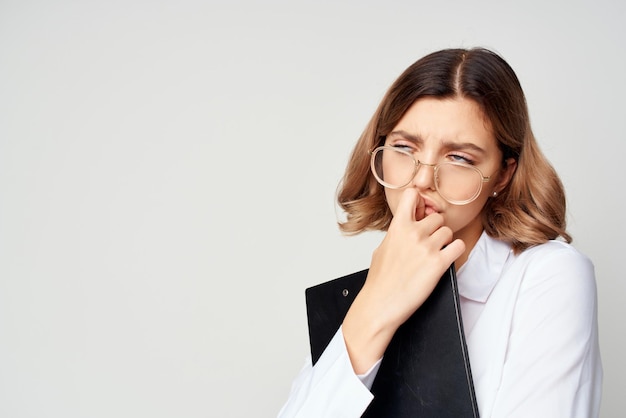 Femme d'affaires en chemise blanche documents travail fond clair