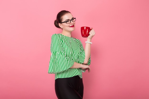 Femme d'affaires avec un chignon et une coupe