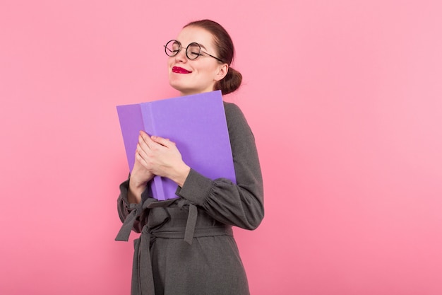 Femme d'affaires avec un chignon et un livre