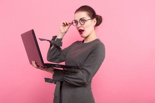 Femme d'affaires avec un chignon et un ordinateur portable