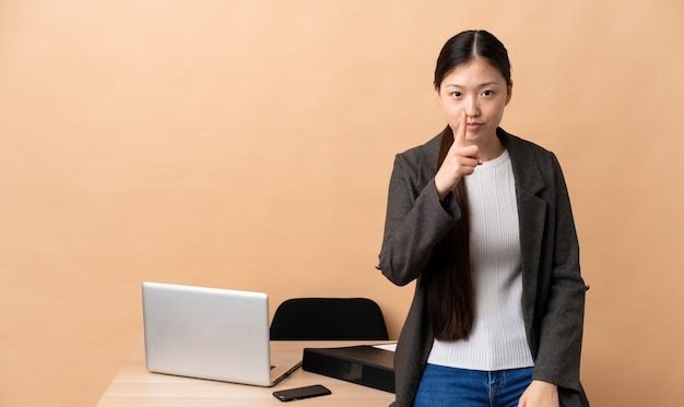 Femme d'affaires chinoise frustrée et pointant vers l'avant