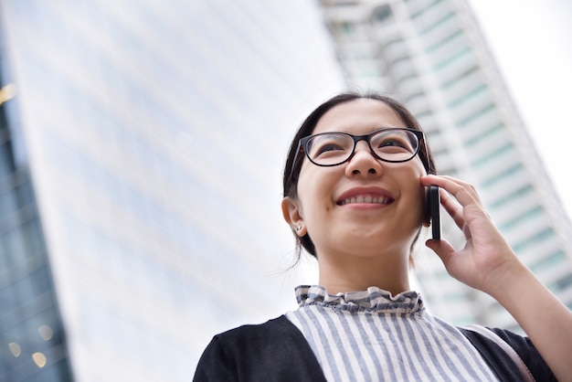 Femme d&#39;affaires chinoise parle d&#39;affaires.