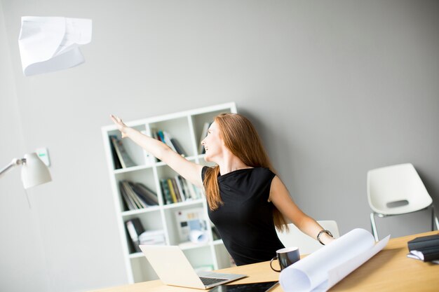 Femme d&#39;affaires en colère au bureau