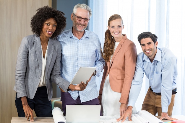 Femme d'affaires et collègue avec plan sur le bureau