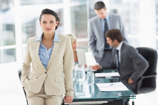 Femme d&#39;affaires avec des collègues discutant au bureau