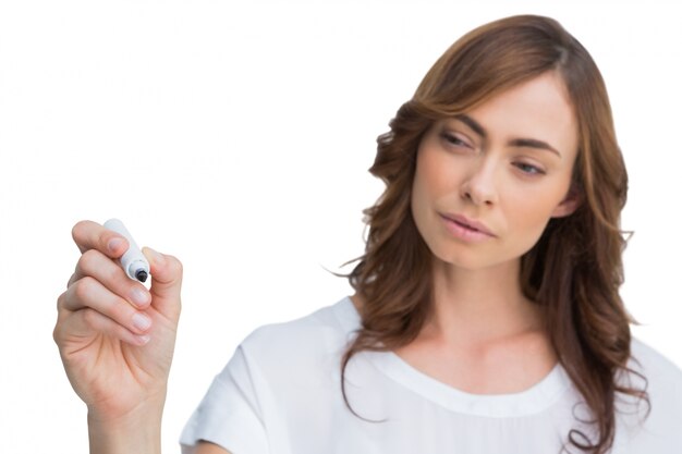 Femme d&#39;affaires concentré tenant le marqueur de tableau blanc