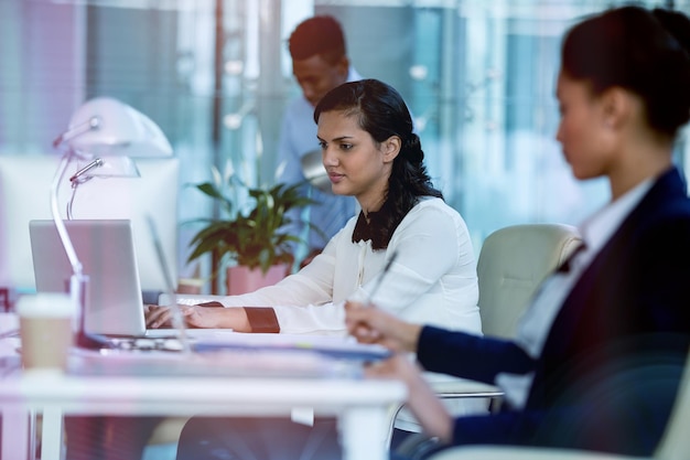 Femme d&#39;affaires concentré travaillant sur ordinateur portable