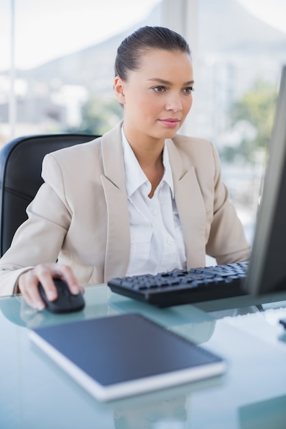 Femme d&#39;affaires concentré travaillant sur ordinateur