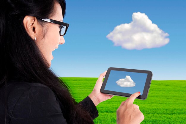 Photo la femme d'affaires et le concept d'informatique en nuage touchpad