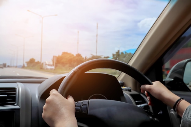 Femme d'affaires conduisant la voiture.