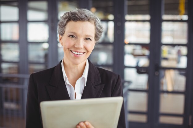 Femme d'affaires confiant à l'aide de tablette numérique