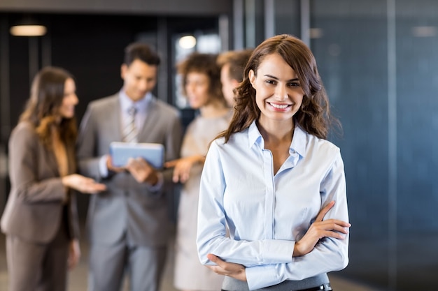 Photo femme d'affaires confiant au bureau avec son teamblack