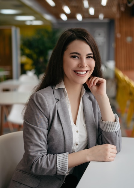 Photo femme d'affaires confiant dans un bureau moderne