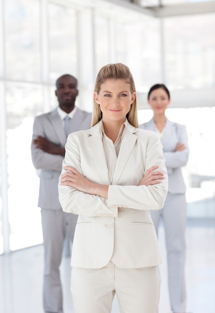 Femme d&#39;affaires confiant, debout à la caméra avec les bras croisés