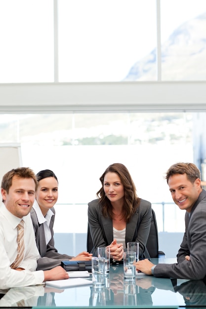 Femme d&#39;affaires confiant avec herteam à une table