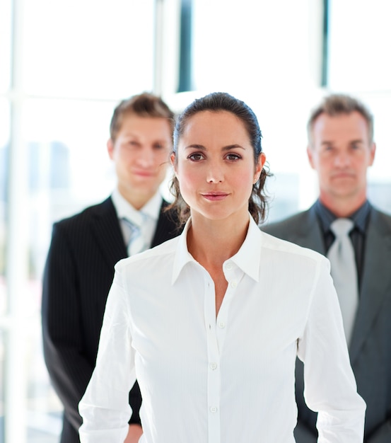 Femme d&#39;affaires confiant, menant son équipe