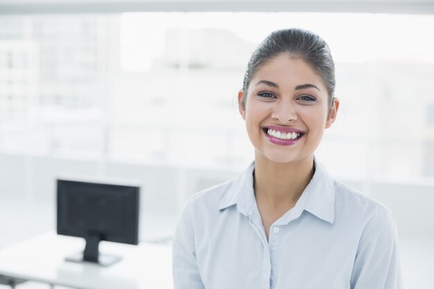 Femme d&#39;affaires confiant, souriant au bureau