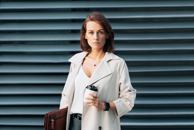 Une femme d'affaires confiante avec des cheveux roux.