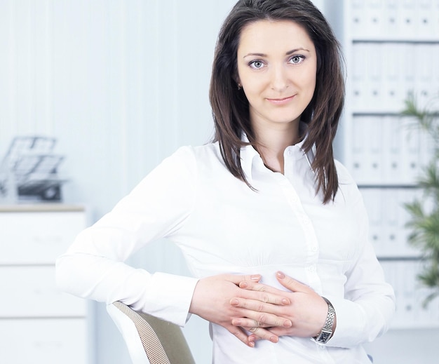 Femme d'affaires confiante sur le lieu de travail au bureau