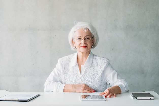 femme d'affaires confiante. patron féminin mature. pouvoir et succès